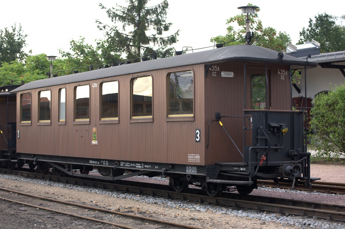 Nicht zur L��nitzgrundbahn, aber zur Traditionsbahn Radebeul Ost geh�rt dieser sch�ne Wagen mit Holzwagenkasten.
17.08.2013 gegen 18:25 Uhr  aufgenommen.
