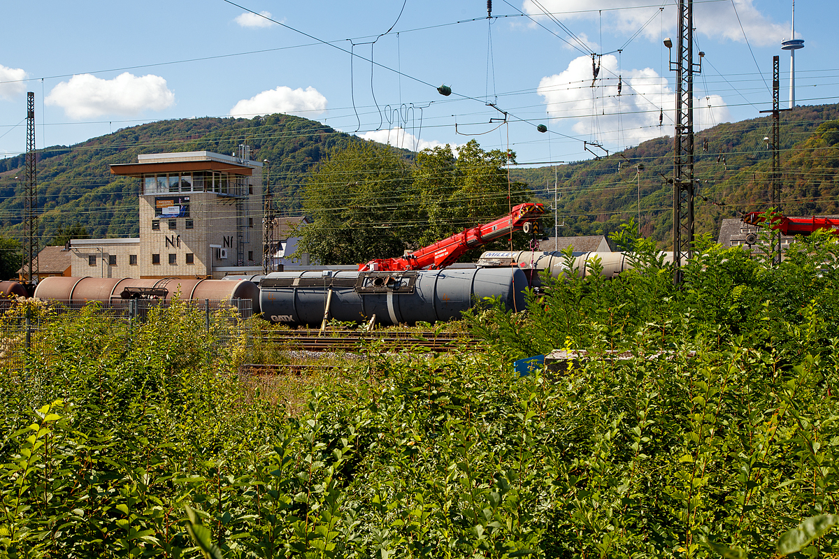 
Niederlahnstein: Am Sonntagabend des 30.08.2020 gegen 18:40 Uhr kam es mitten im Bahnhof Niederlahnstein zu einem Unglück, ein mit Diesel beladener Kesselwagenzug entgleiste aus noch unbekannter Ursache. Verletzt wurde glücklicherweise keiner. Die Feuerwehr hat bereits das Diesel aus allen umgekippten bzw. leckgeschlagenen Wagen abgepumpt und abtransportiert.
Die Aufräumarbeiten sind im vollen Gange, hier am 02.09.2020 
