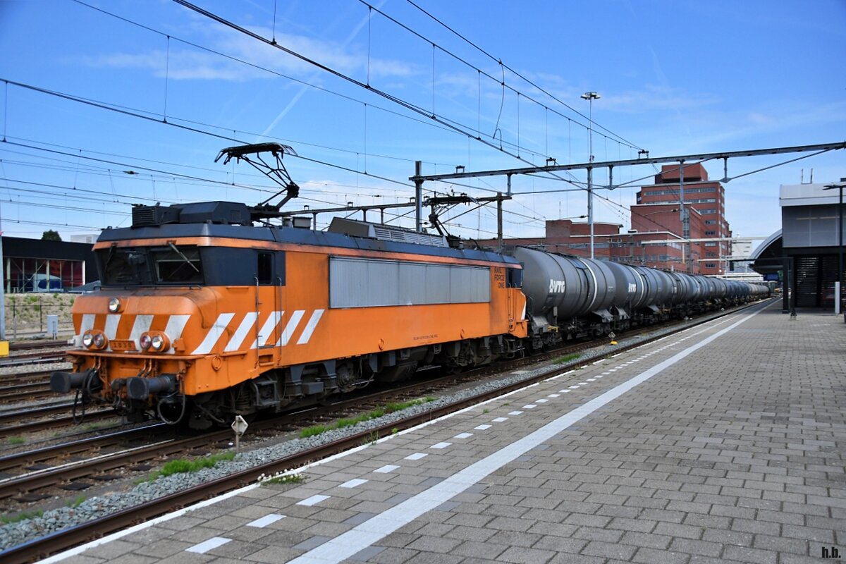 NL-RLL 1570 830-7 fuhr mit einen tanker durch amersfoort centraal,17.05.22