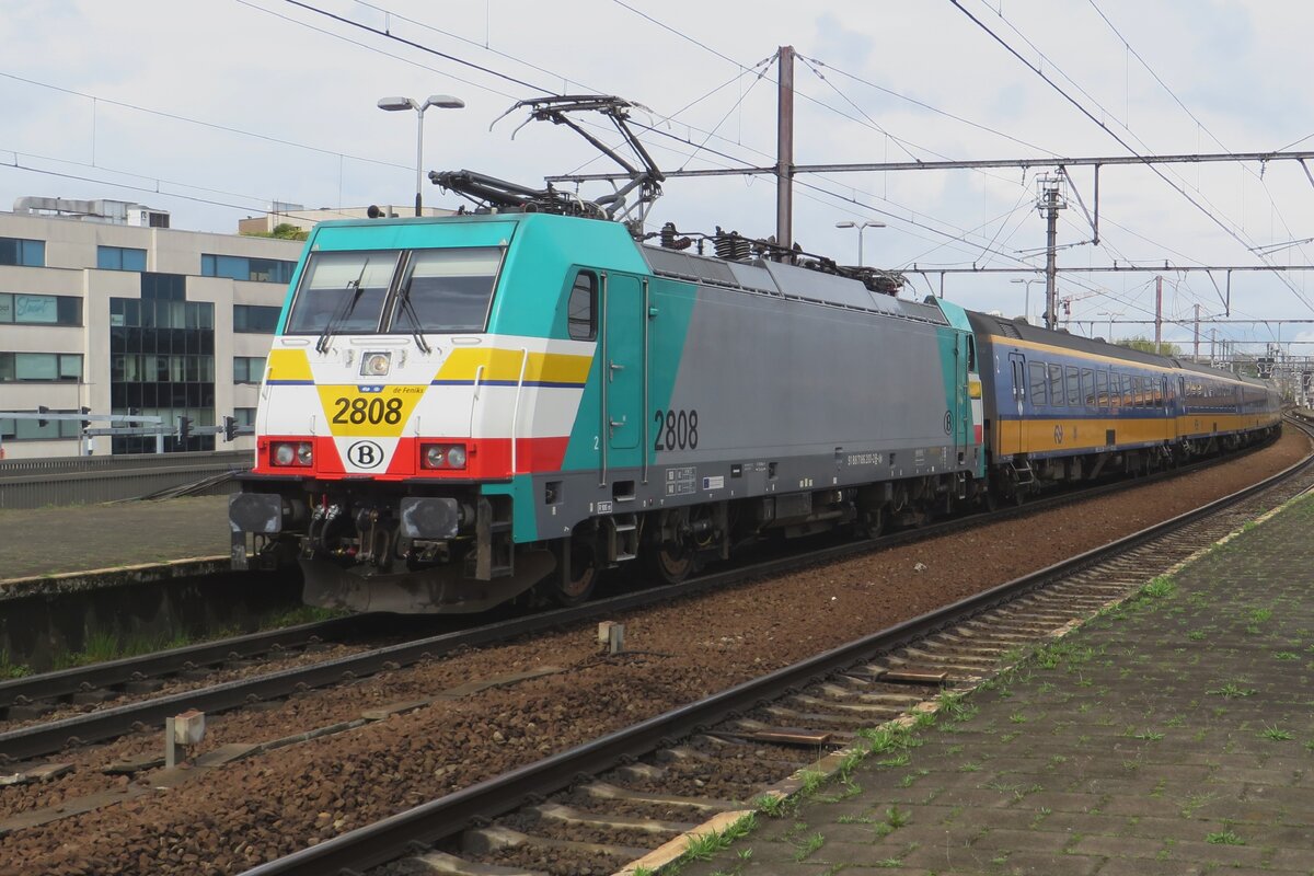 NMBS 2808 'De Fenix' steht mit ein IC-Brussel am 5 Mai 2023 in Antwerpen-Berchem.