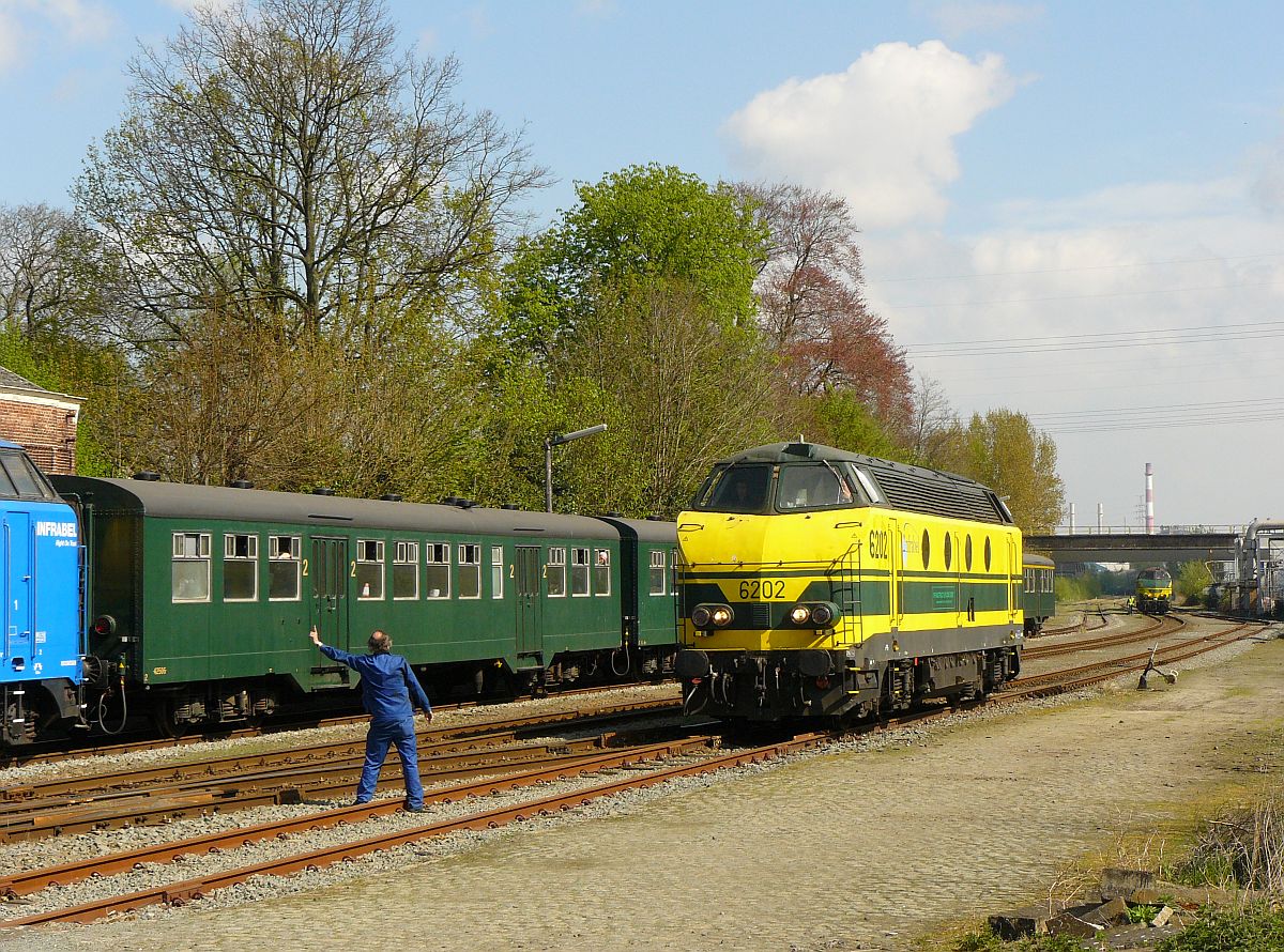 NMBS Diesellok 6202 in Langerbrugge. Sonderfahrt Museumsverein PFT/TSP  Reeks 62 . Langerbrugge 05-04-2014. 

NMBS diesellocomotieven 6202 rangeert tijdens rondrit van de TSP  hulde aan de reeks 62 . Langerbrugge 05-04-2014. 