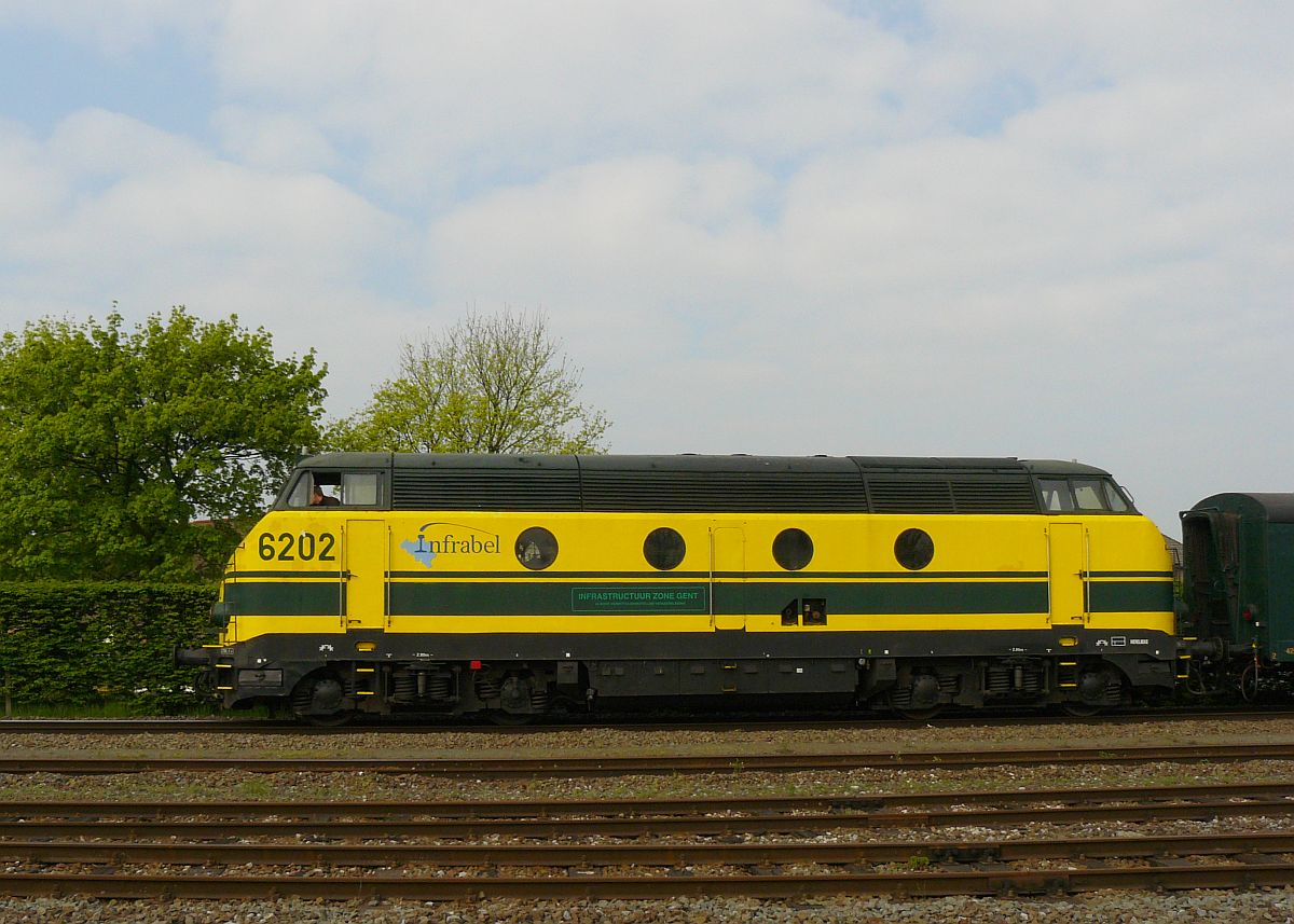 NMBS Diesellok 6202 mit M2 Wagen Sonderfahrt Museumsverein PFT/TSP. Zelzate, Belgien 05-04-2014.

NMBS diesellocomotief 6202 met M2 rijtuigen tijdens rondrit van de TSP  Hulde aan de reeks 62 . Zelzate 05-04-2014.