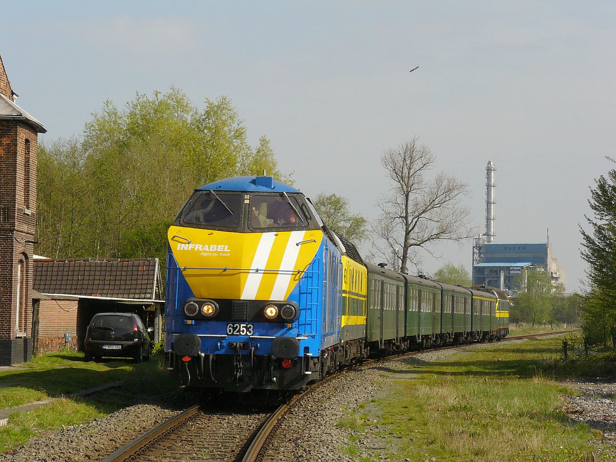 NMBS Diesellok 6253, 6219 und 6202 mit M2-Wagen. Sonderfahrt Museumsverein PFT/TSP. Ertvelde Belgien 05-04-2014.

NMBS diesellocomotieven 6253, 6219 en 6202 tijdens rondrit van de TSP  Hulde aan de reeks 62  met M2-rijtuigen. Ertvelde Belgi 05-04-2014.