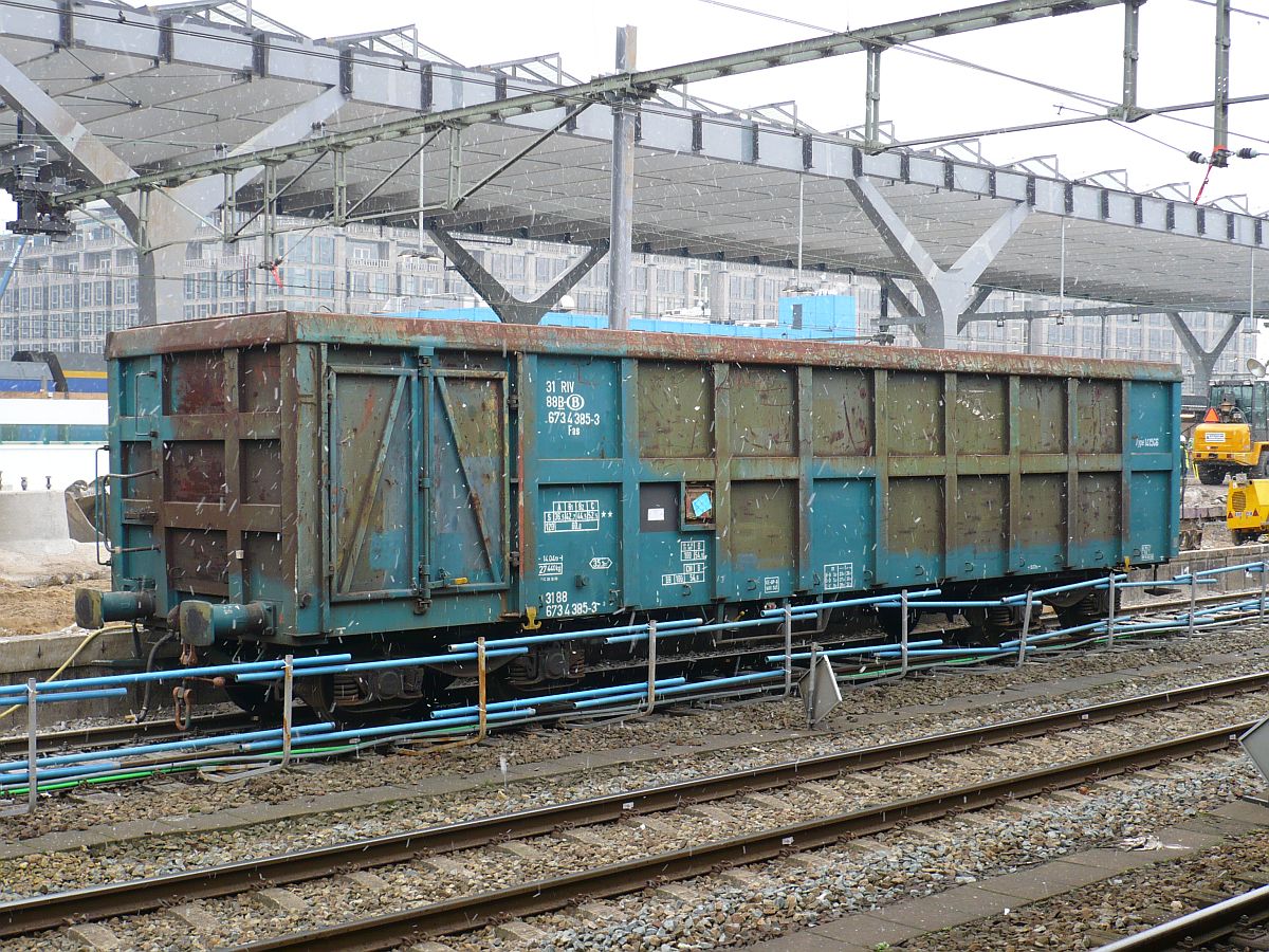 NMBS Gterwagen Fas mit Nummer 31 88 673 4 385-3.  Gleis 9 Rotterdam Centraal Station, Niederlande 23-02-2011.

NMBS goederenwagen type Fas met nummer 31 88 673 4 385-3. Voor de afvoer van sloopmaterialen op spoor 9 Rotterdam Centraal Station 23-02-2011.