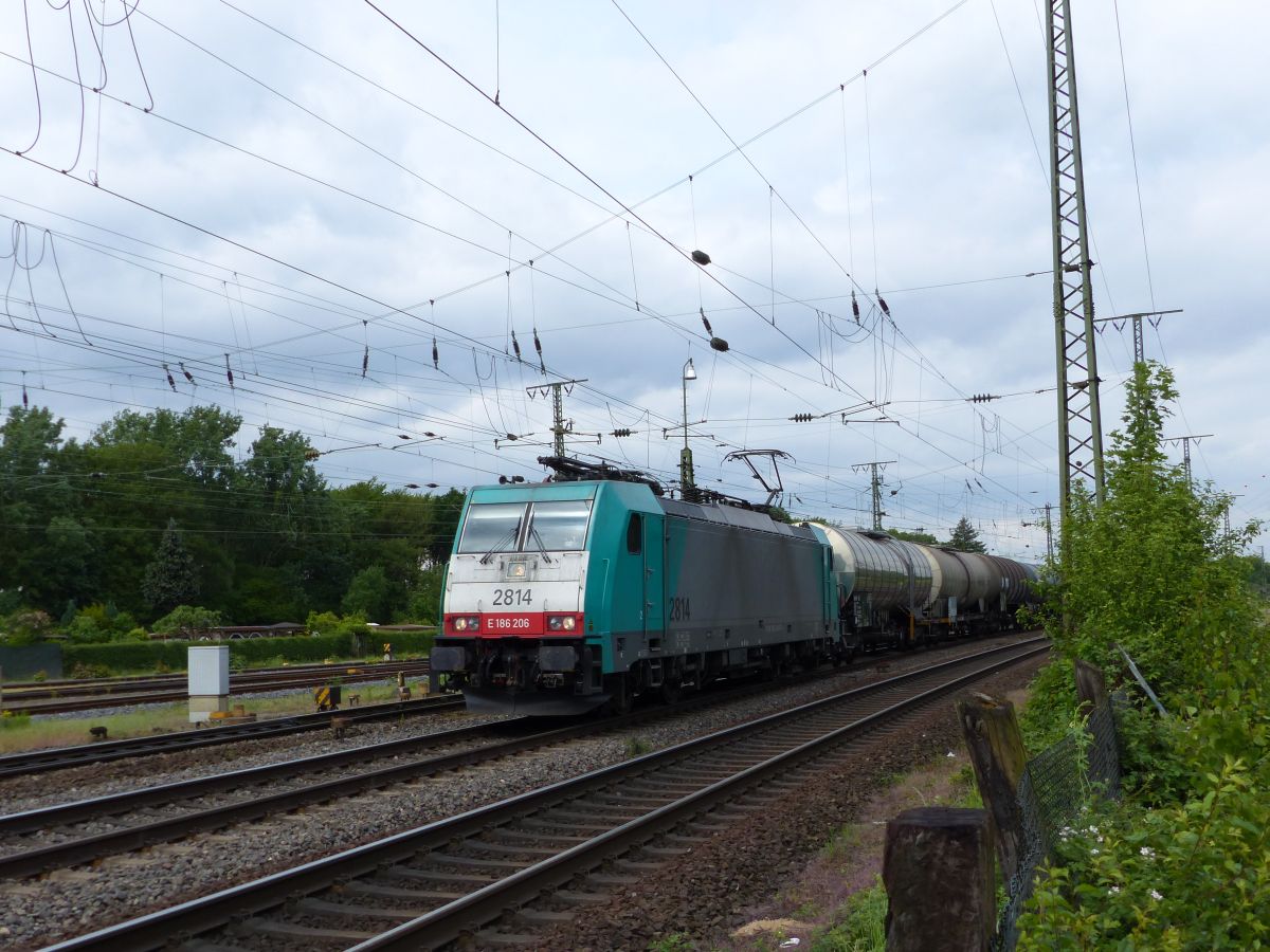 NMBS loc 2814 Rangierbahnhof KlnGremberg bei Bahnbergang Porzer Ringstrae, Kln, Deutschland 20-05-2016.

NMBS loc 2814 rangeerstation Keulen Gremberg bij overweg Porzer Ringstrae, Keulen, Duitsland 20-05-2016.