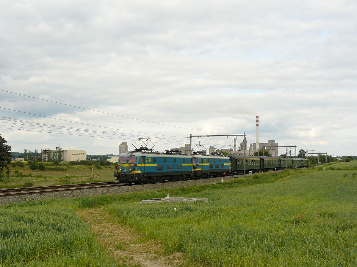 NMBS Lok 2364 und 2365. Abschied reeks 23 (Baureihe 23). Obourg 23-06-2012.
 
NMBS loc 2364 en 2365 tijdens de afscheidsrit van de reeks 23 georganiseerd door de TSP. Obourg 23-06-2012.