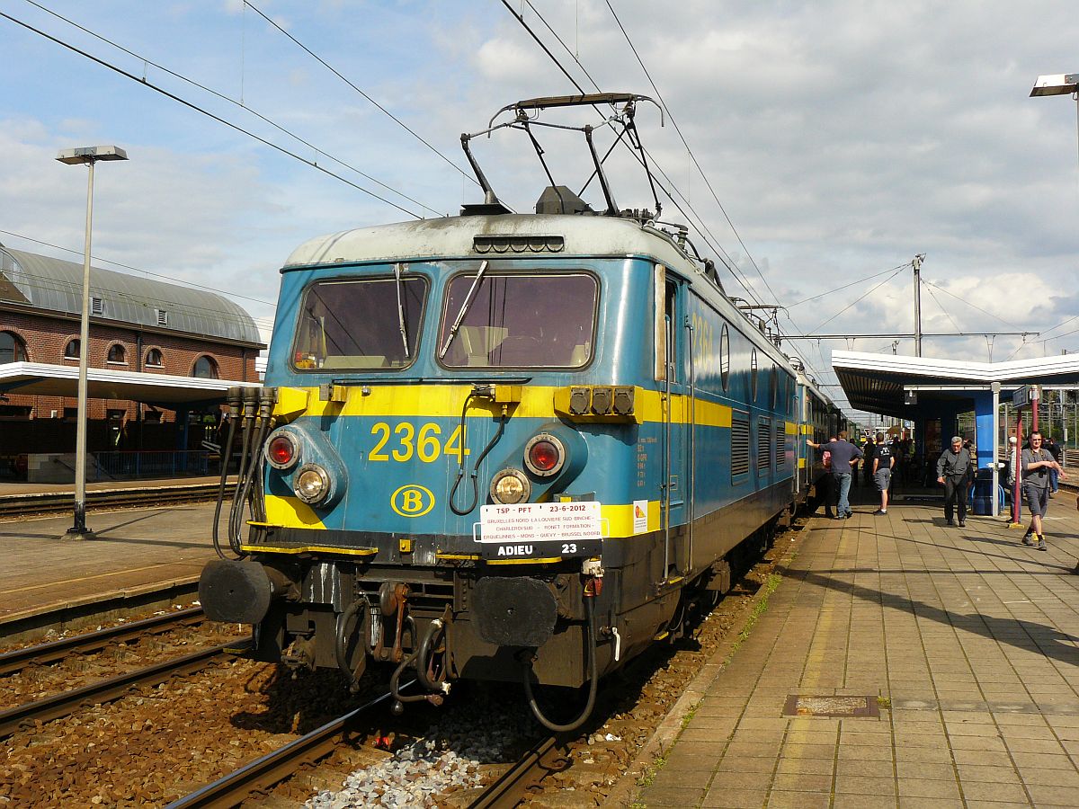 NMBS Lok 2364 und 2365. Abschied reeks 23 (Baureihe 23). Louvire Sud 23-06-2012.
 
NMBS loc 2364 en 2365 tijdens de afscheidsrit van de reeks 23 georganiseerd door de TSP. Louvire Sud 23-06-2012.