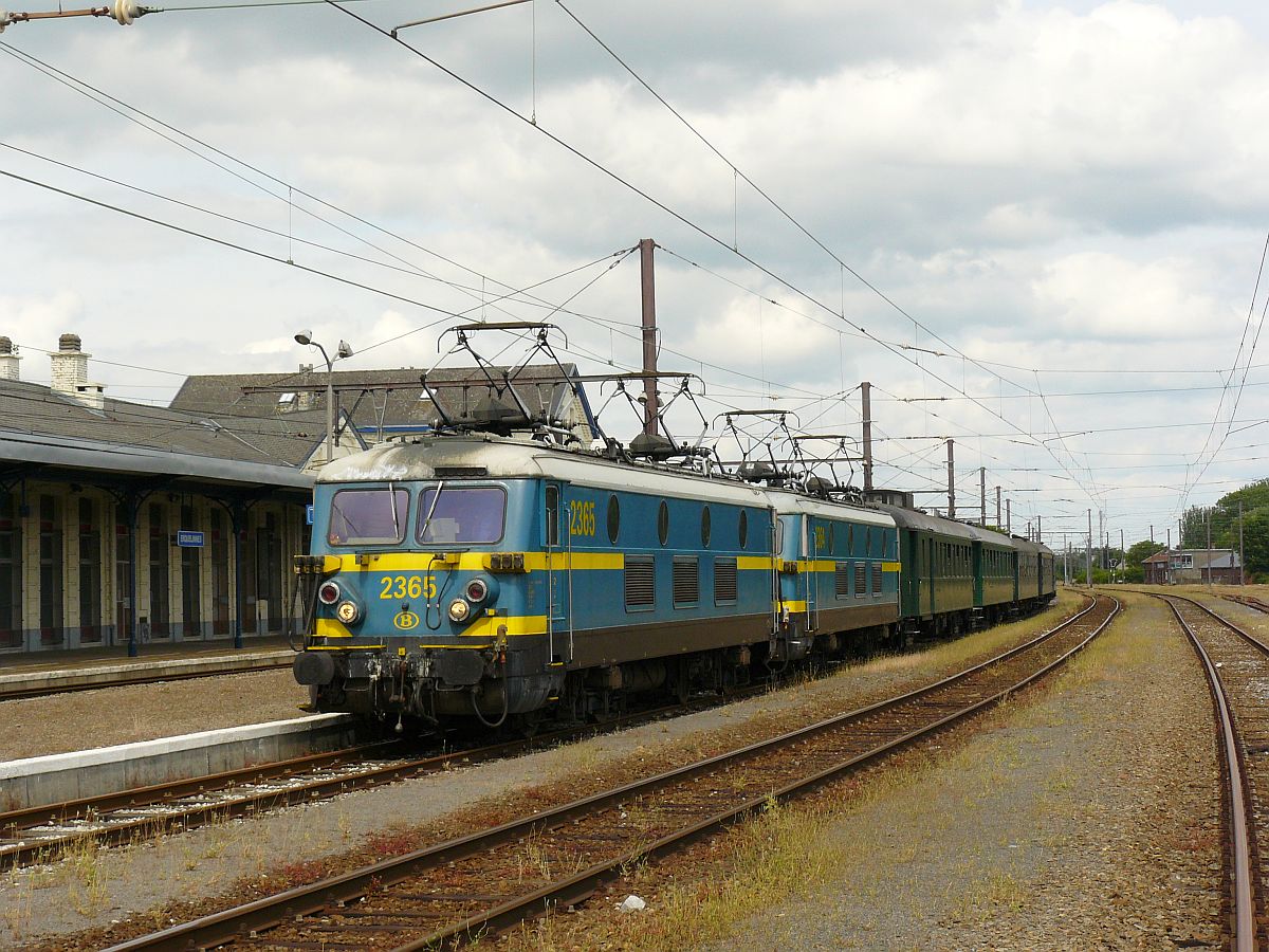 NMBS Lok 2364 und 2365 mit WAgen Bauart K1. Abschied reeks 23 (Baureihe23). Erquelinnes, 23-06-2012. 

NMBS locomotieven 2364 en 2365 met K1 rijtuigen tijdens de afscheidsrit van de reeks 23 georganiseerd door de TSP. Erquelinnes, 23-06-2012.