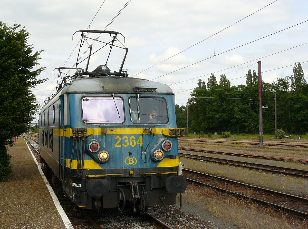 NMBS Lok 2364 Abschied reeks 23 (Baureihe23). Erquelinnes, 23-06-2012.

NMBS locomotief 2364 tijdens de afscheidsrit van de reeks 23 georganiseerd door de TSP. Erquelinnes, 23-06-2012.


