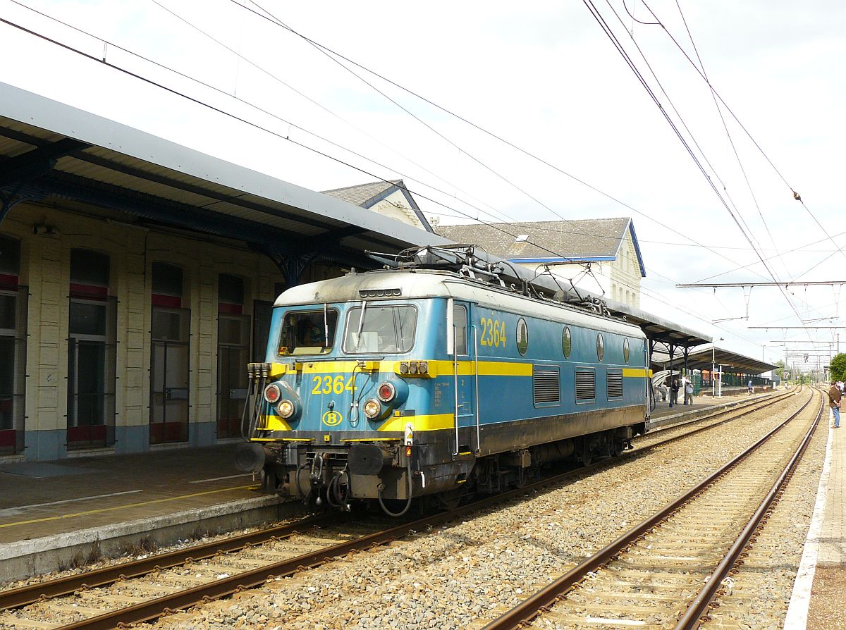 NMBS Lok 2364 Abschied reeks 23 (Baureihe23). Erquelinnes, 23-06-2012. 

NMBS locomotief 2364 tijdens de afscheidsrit van de reeks 23 georganiseerd door de TSP. Erquelinnes, 23-06-2012.