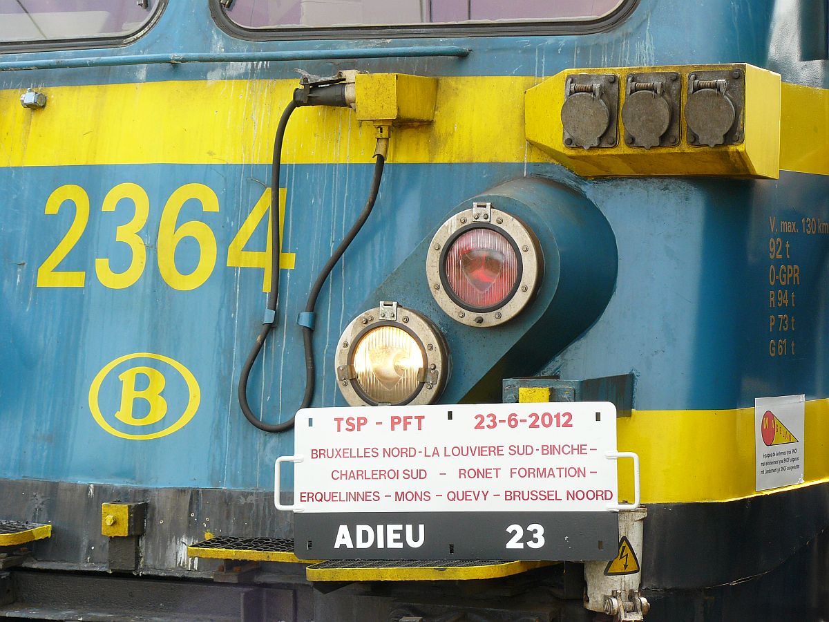 NMBS Lok 2364 mit Kursbord. Abschied reeks 23 (Baureihe 23). Erquelinnes 23-06-2012.

NMBS locomotief 2364 met koersbord tijdens de afscheidsrit van de reeks 23 georganiseerd door de TSP. Erquelinnes 23-06-2012.