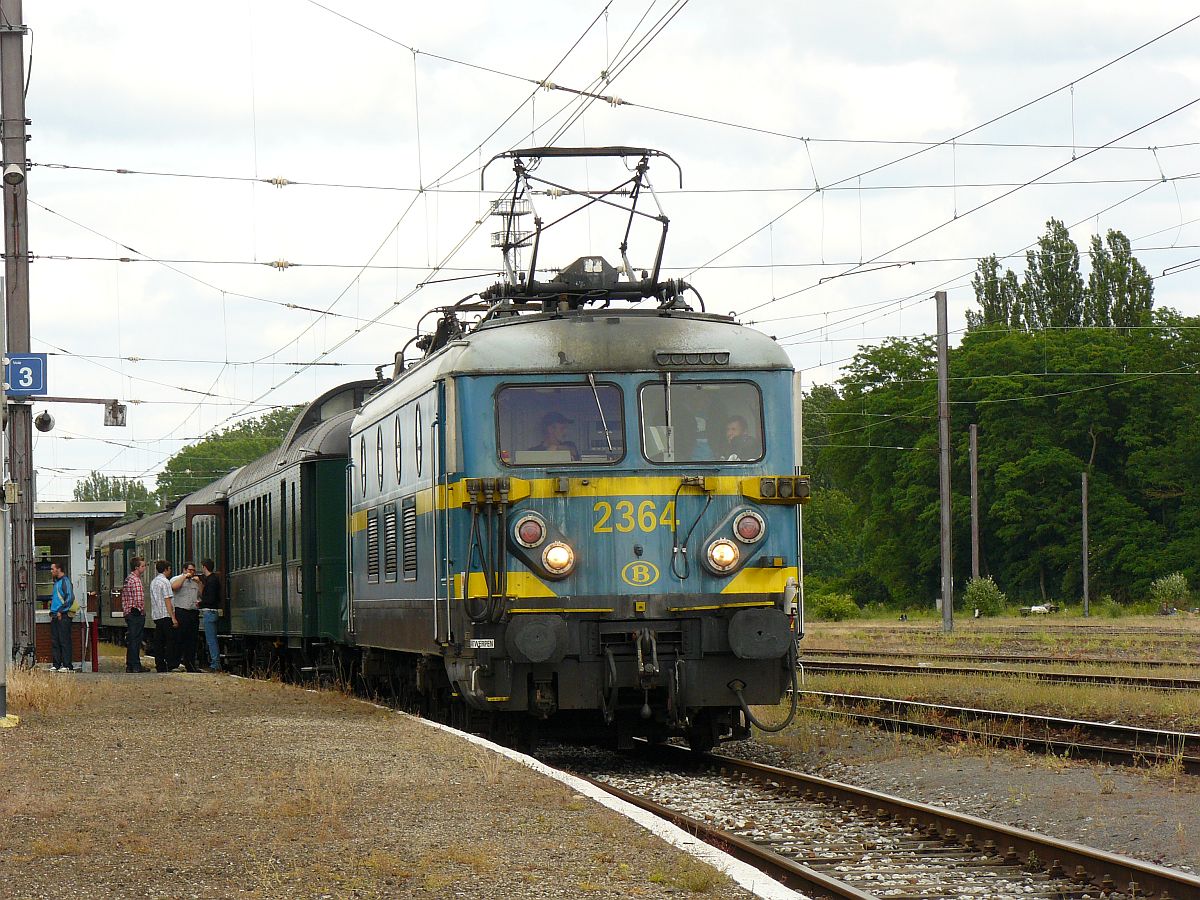 NMBS Lok 2364 mit Wagen Bauart K1. Abschied reeks 23 (Baureihe23). Erquelinnes, 23-06-2012. 

NMBS locomotief 2364 met K1 rijtuigen tijdens de afscheidsrit van de reeks 23 georganiseerd door de TSP. Erquelinnes, 23-06-2012.