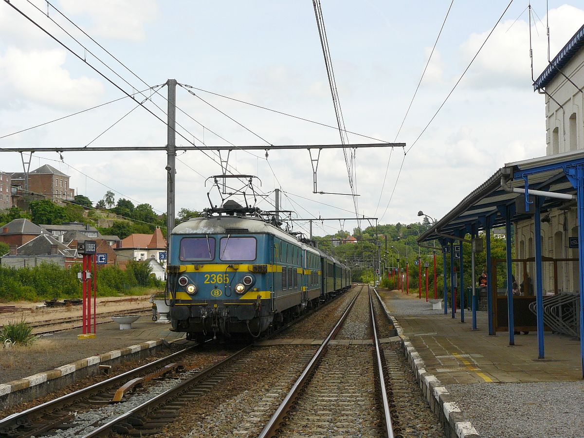 NMBS Lok 2365 und 2364 mit WAgen Bauart K1. Abschied reeks 23 (Baureihe23). Lobbes, 23-06-2012. 

NMBS locomotieven 2365 en 2364 met K1 rijtuigen tijdens de afscheidsrit van de reeks 23 georganiseerd door de TSP. Lobbes, 23-06-2012.