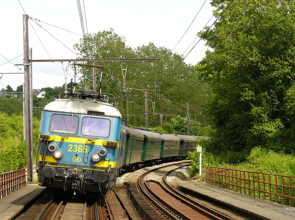 NMBS Lok 2365 und 2364 mit WAgen Bauart K1. Abschied reeks 23 (Baureihe23). Lobbes, 23-06-2012. 

NMBS locomotieven 2365 en 2364 met K1 rijtuigen tijdens de afscheidsrit van de reeks 23 georganiseerd door de TSP. Brug over de Sambre, Lobbes, 23-06-2012.