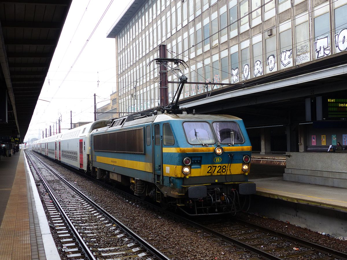 NMBS Lok 2728 mit M5 Doppelstockwagen Brussel Zuid 22-03-2018.

NMBS loc 2728 met M5 dubbeldeksrijtuigen Brussel Zuid 22-03-2018.