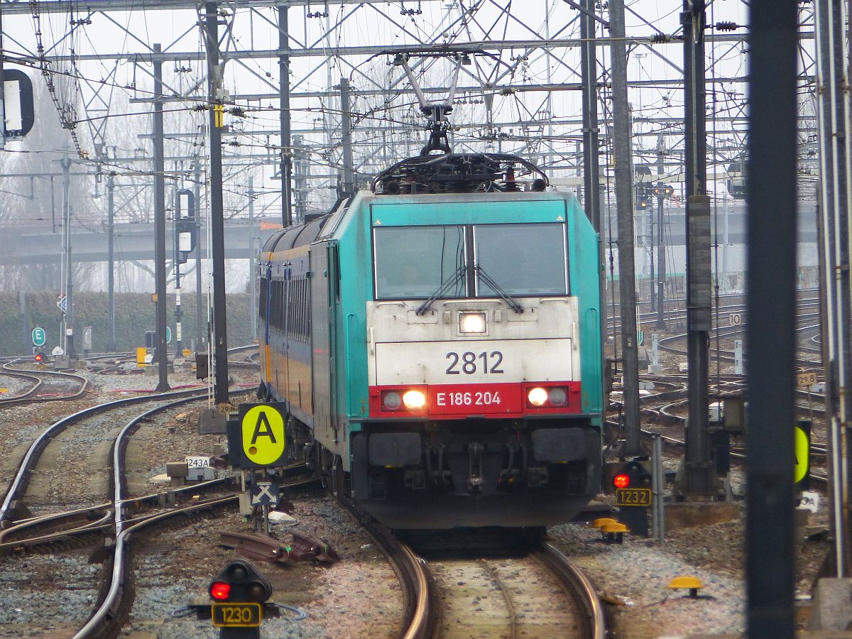 NMBS Lok 2812 mit Intercity nach Brssel. Dordrecht, Niederlande 16-02-2017.

NMBS elektrische loc 2812 met intercity naar Brussel Dordrecht, Nederland 16-02-2017.