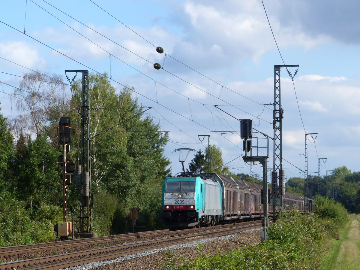 NMBS Lok 2839 bei Bahnbergang Devesstrae, Salzbergen, Deutschland 13-09-2018.

NMBS loc 2839 bij de overweg Devesstrae, Salzbergen, Duitsland 13-09-2018.