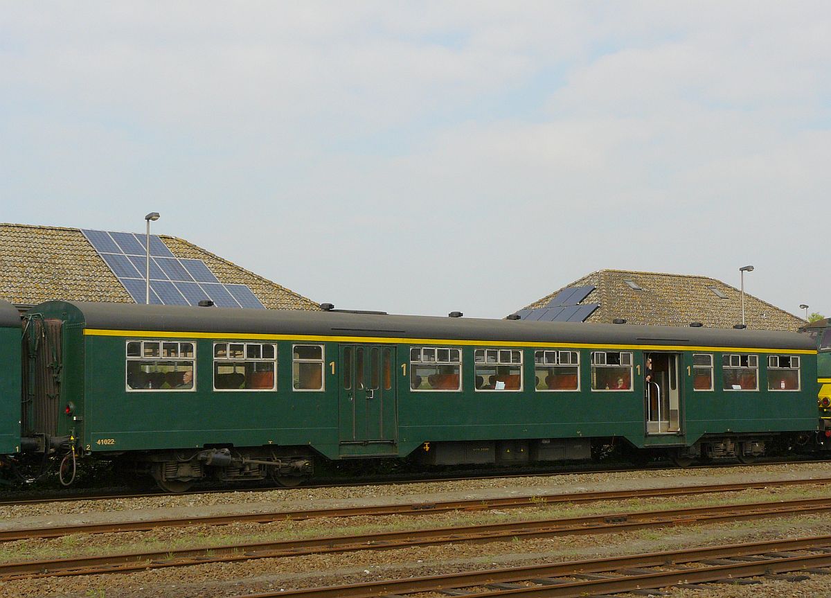 NMBS M2 Museumwagen A 41022 Zelzate, Belgi 05-04-2014. 


NMBS M2 rijtuig A 41022 uit het NMBS museumbestand gefotografeerd tijdens rondrit van de TSP  Hulde aan de reeks 62 . Zelzate, Belgi 05-04-2014.