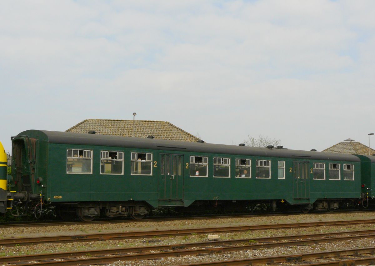 NMBS M2 Museumwagen B 42506 Zelzate, Belgi 05-04-2014.

NMBS M2 rijtuig B 42506 uit het NMBS museumbestand gefotografeerd tijdens rondrit van de TSP  Hulde aan de reeks 62 . Zelzate, Belgi 05-04-2014.