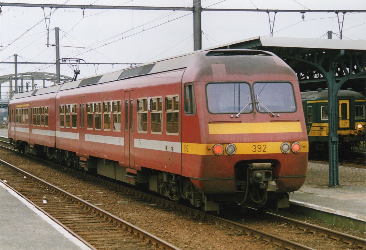 NMBS MS 80 TW 392 in Dendermonde am 01-02-1994.
Bild und scan: Hans van der Sluis

NMBS MS 80 treinstel 392 in Dendermonde 01-02-1994. Scan van foto.
Bild und scan: Hans van der Sluis