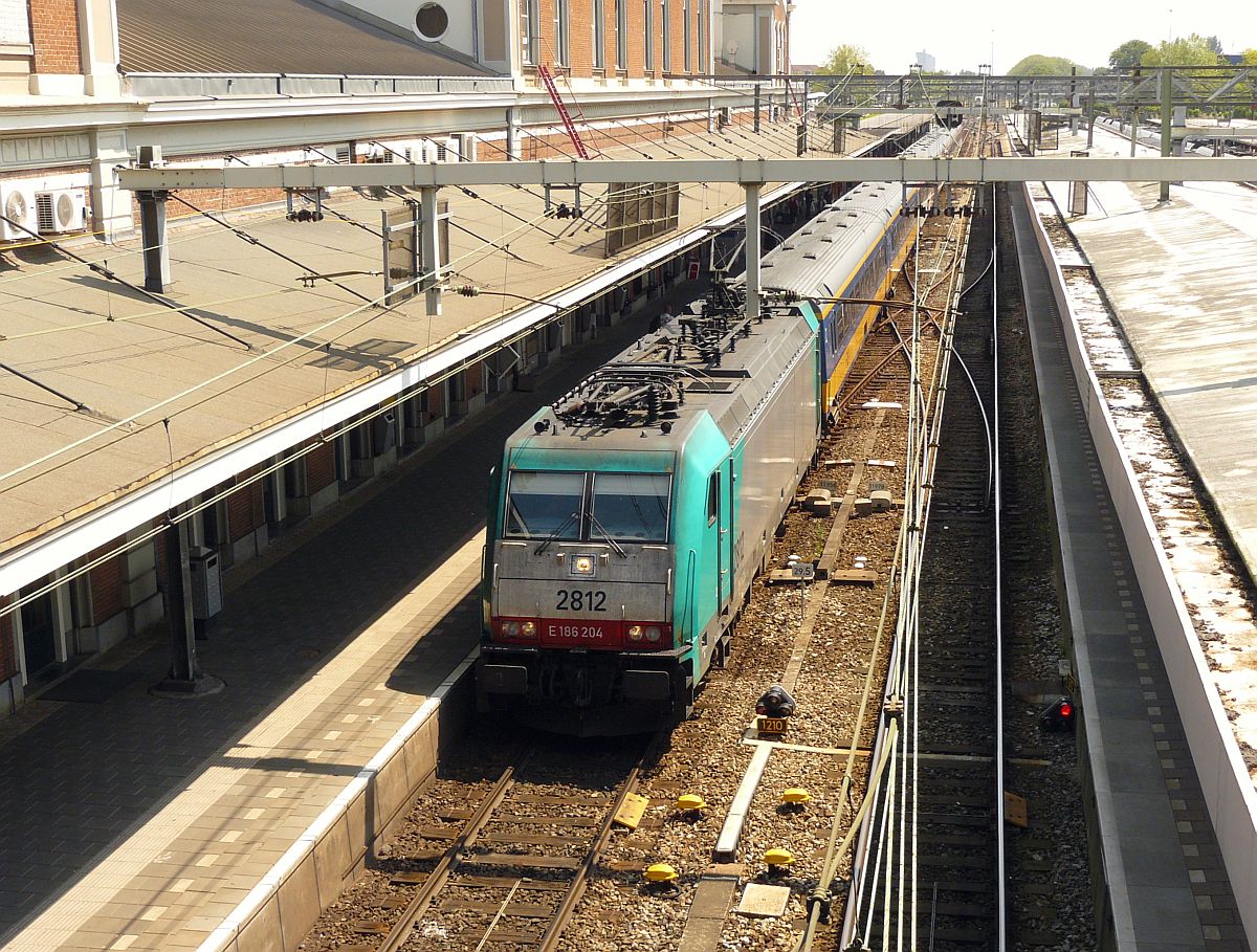 NMBS Traxx Lok 2812 mit Intercity von Brssel nach Amsterdam. Gleis 1 Dordrecht 12-06-2015.

NMBS Traxx loc 2812 met intercity van Brussel naar Amsterdam. Spoor 1 Dordrecht 12-06-2015.