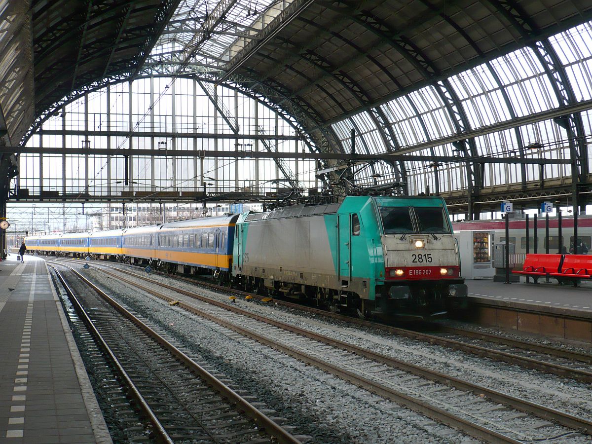 NMBS traxx Lok 2815 mit NS Wagen Bauart ICR. Gleis 13 Amsterdam Centraal Station 14-01-2015.

NMBS traxx loc 2815 met NS ICR rijtuigen als intercity uit Brussel. Spoor 13 Amsterdam Centraal Station 14-01-2015.