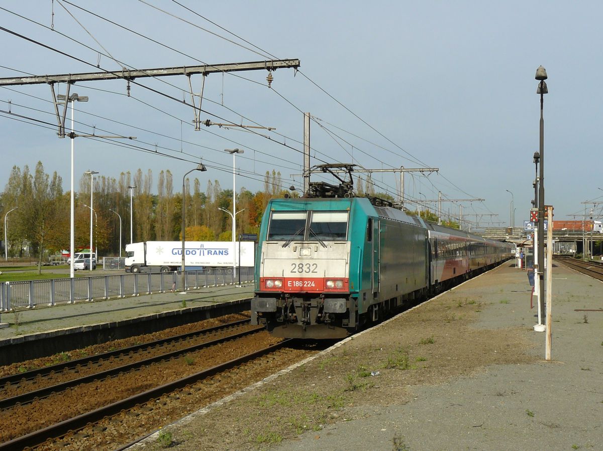 NMBS Traxx Lok 2832 mit IC von Den Haag HS nach Brussel-Zuid. Antwerpen Noorderdokken, Belgien 31-10-2014.


NMBS Traxx loc 2832 met IC Direct bestaande uit NS ICR rijtuigen van Den Haag HS naar Brussel-Zuid. Antwerpen Noorderdokken, Belgi 31-10-2014.