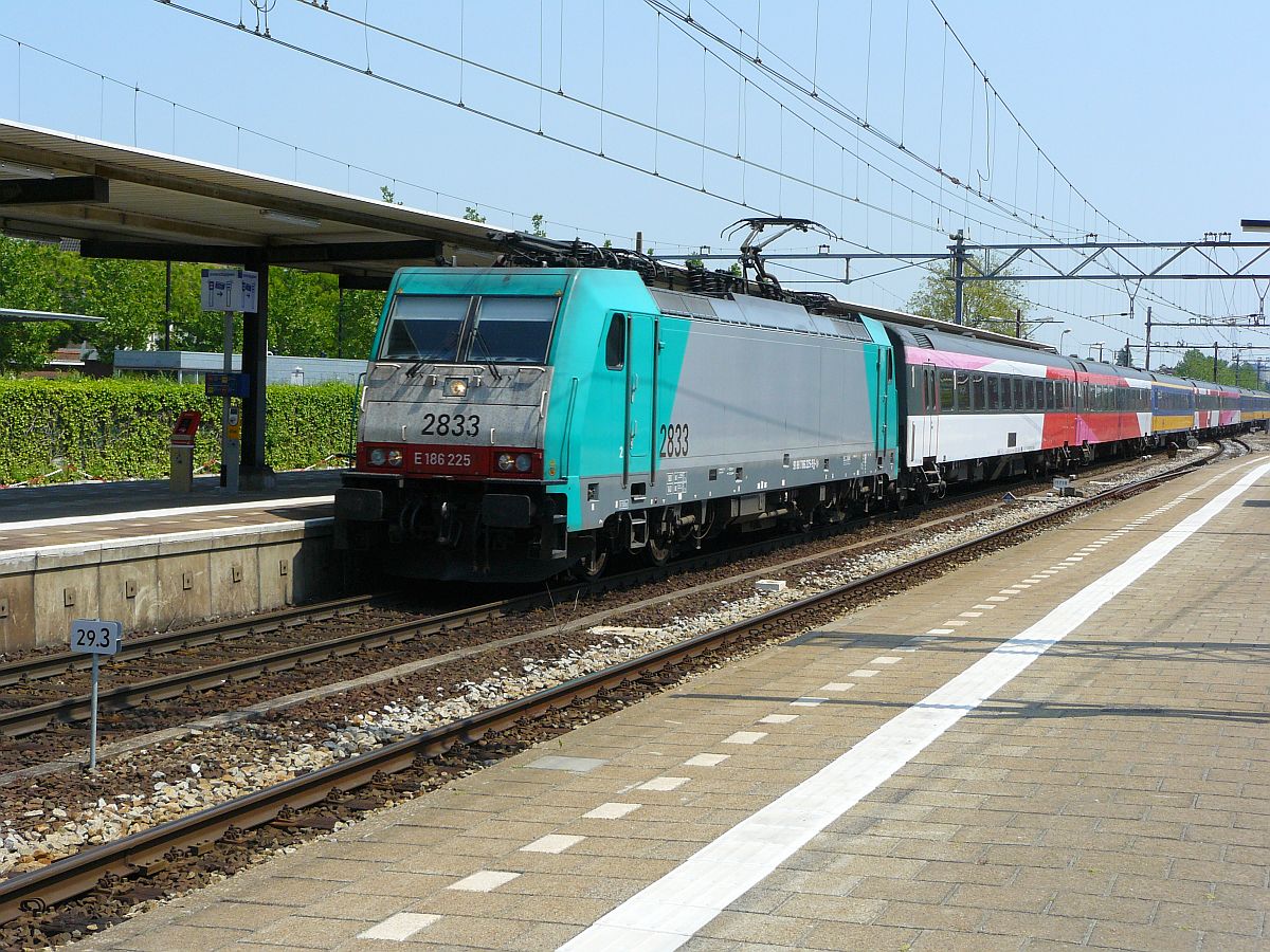 NMBS Traxx Lok 2833 mit Ic vonn Brussel nach Amsterdam. Gleis 1 Dordrecht, Niederlande 12-06-2015.

NMBS Traxx loc 2833 met intercity van Brussel naar Amsterdam. Spoor 1 Dordrecht, Nederland 12-06-2015.