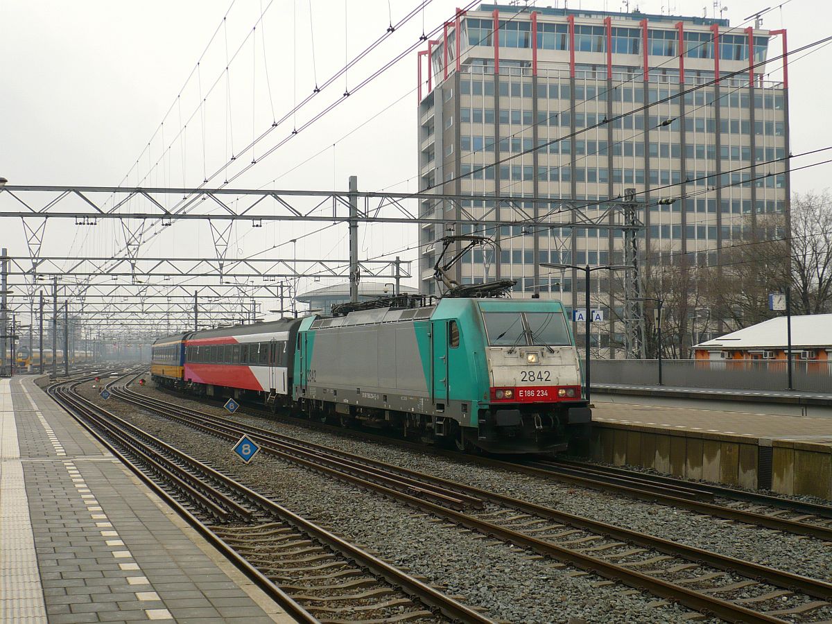 NMBS Traxx Lok 2842 mit NS Wagen Bauart ICR. Gleis 13 Amsterdam Centraal Station 25-03-2015.

NMBS Traxx locomotief 2842 met NS ICR rijtuigen binnenkomst spoor 13 Amsterdam Centraal Station 25-03-2015.