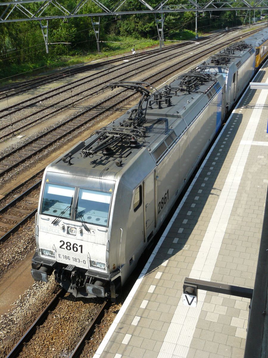 NMBS Traxx Lok 2861 Gleis 5 Dordrecht, Niederlande 12-06-2015.

NMBS Traxx loc 2861 spoor 5 Dordrecht, Nederland 12-06-2015.