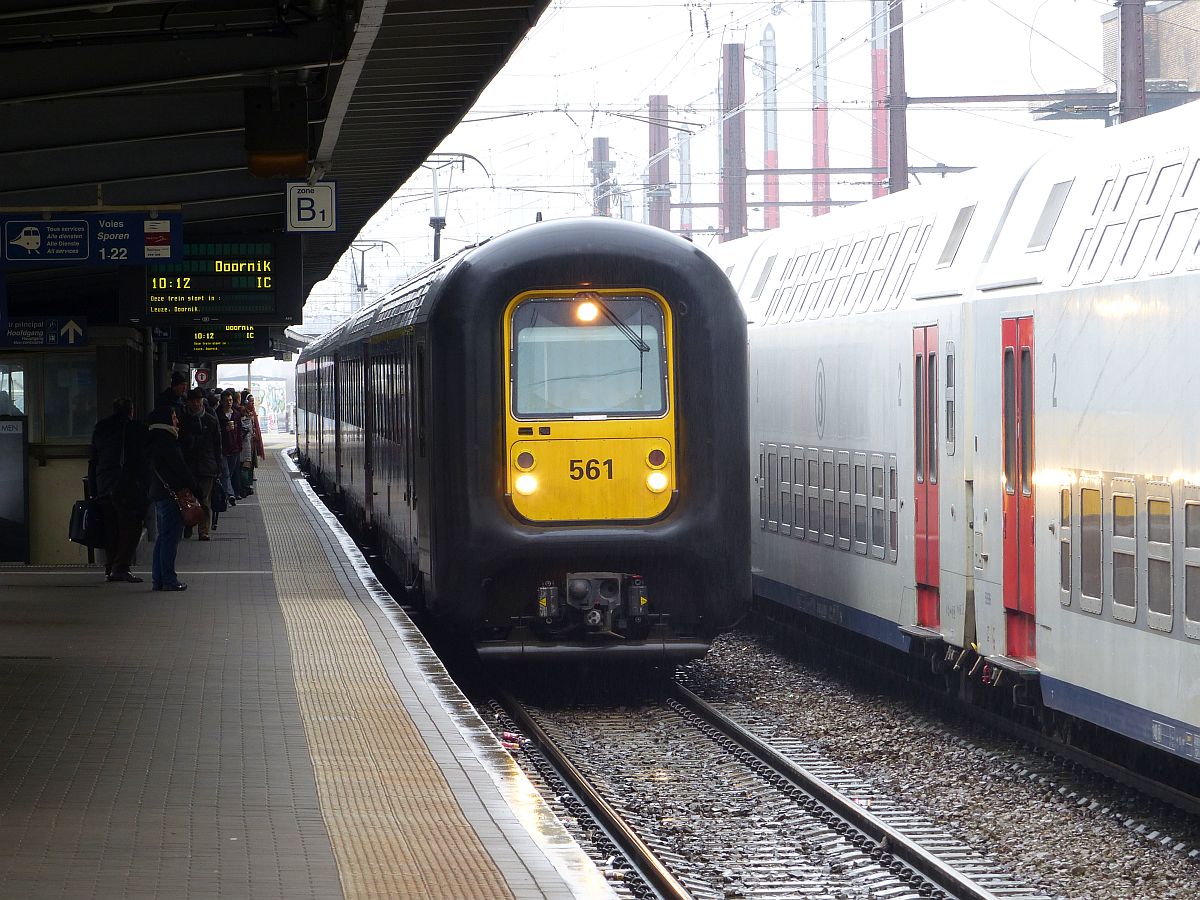 NMBS TW 561 Bauart MS 96 Brussel Zuid 22-03-2018.
NMBS treinstel 561 type MS 96 Brussel Zuid 22-03-2018.