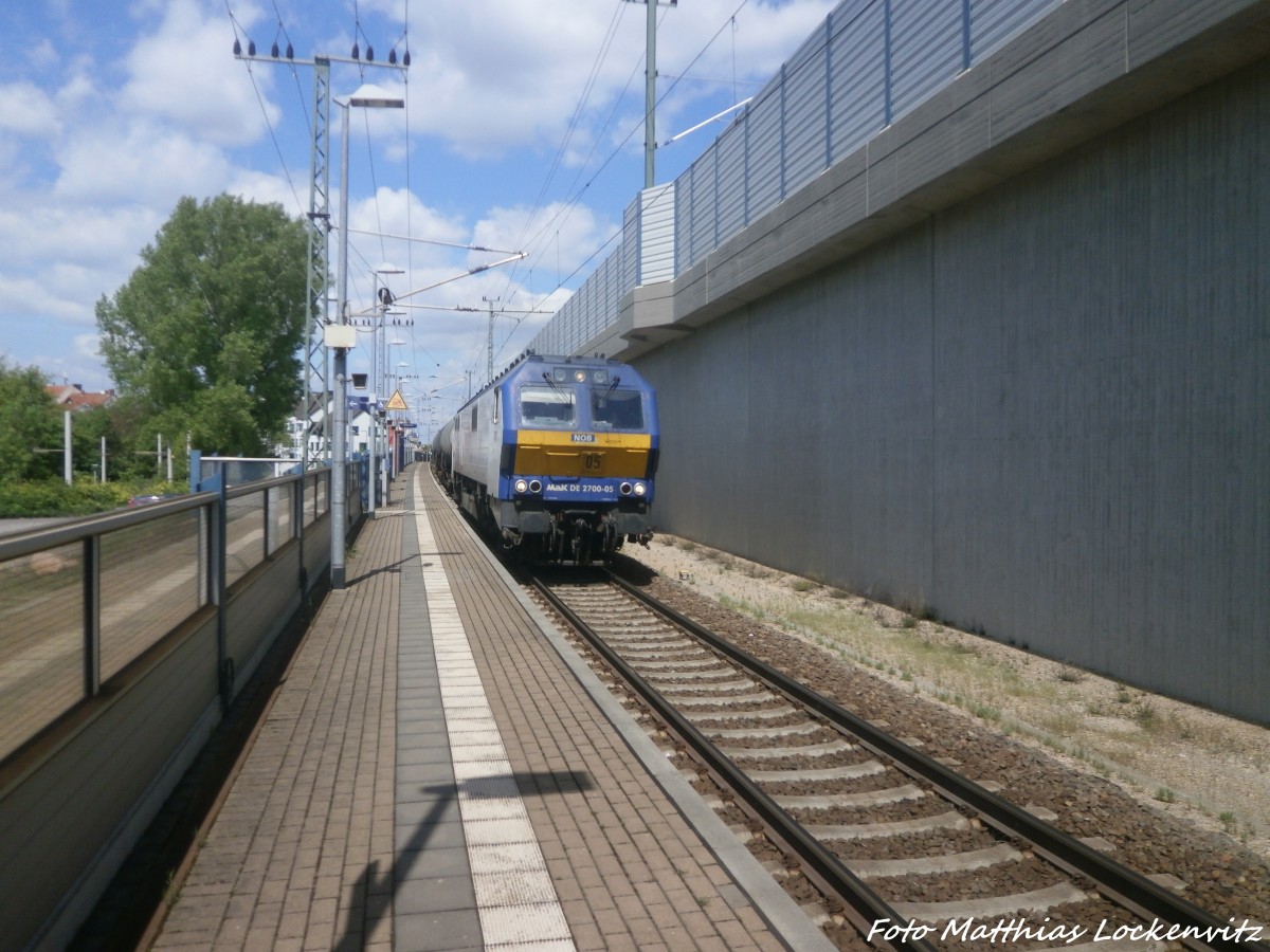 NOB DE 2700-05 mit einem G�terzug beim durchfahren des Bahnhofs Halle-Ammendprf am 13.5.15