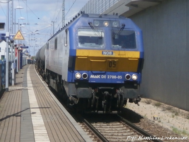 NOB DE 2700-05 mit einem G�terzug beim durchfahren des Bahnhofs Halle-Ammendprf am 13.5.15