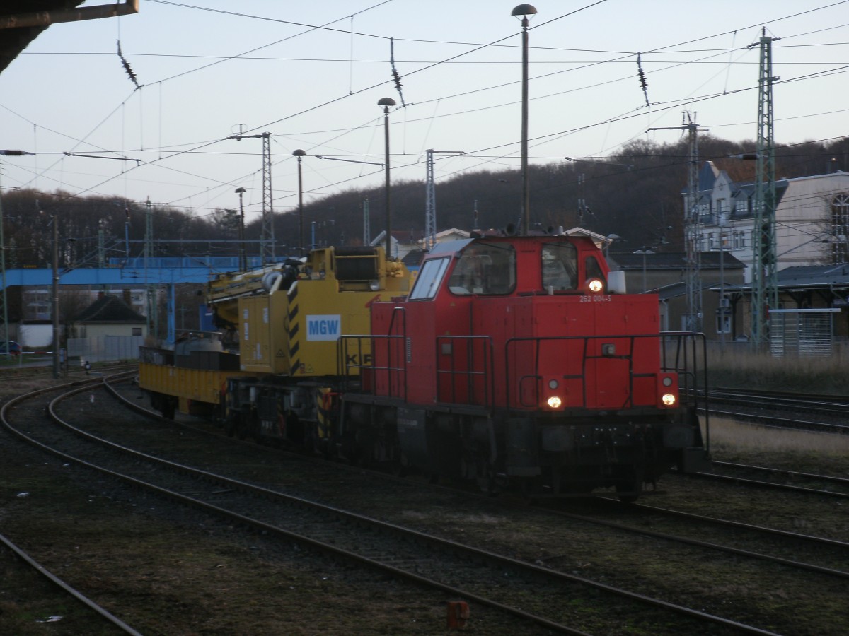 Noch am frühen Morgen,vom 23.Dezember 2013,holte Locon`s 262 004-5 in Bergen/Rügen einen Kranwagen mit einem Schutzwagen ab.