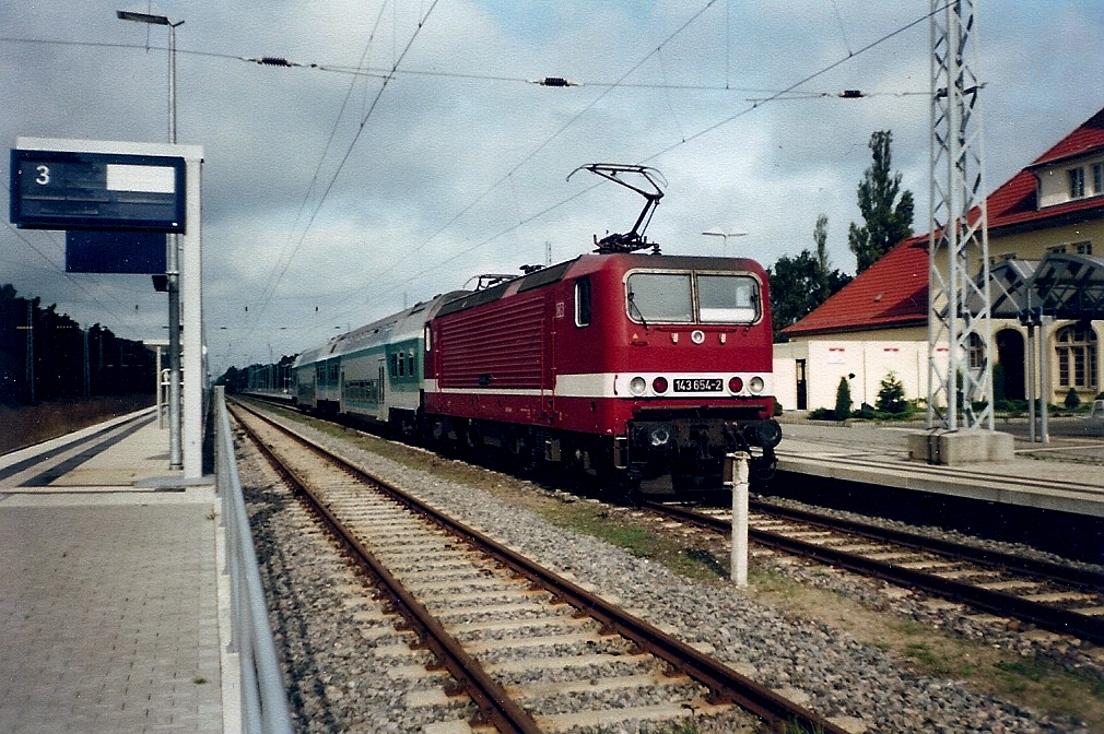 Noch in der bekannten DR Farbgebung stand 143 654 im Oktober 1999 in Binz.