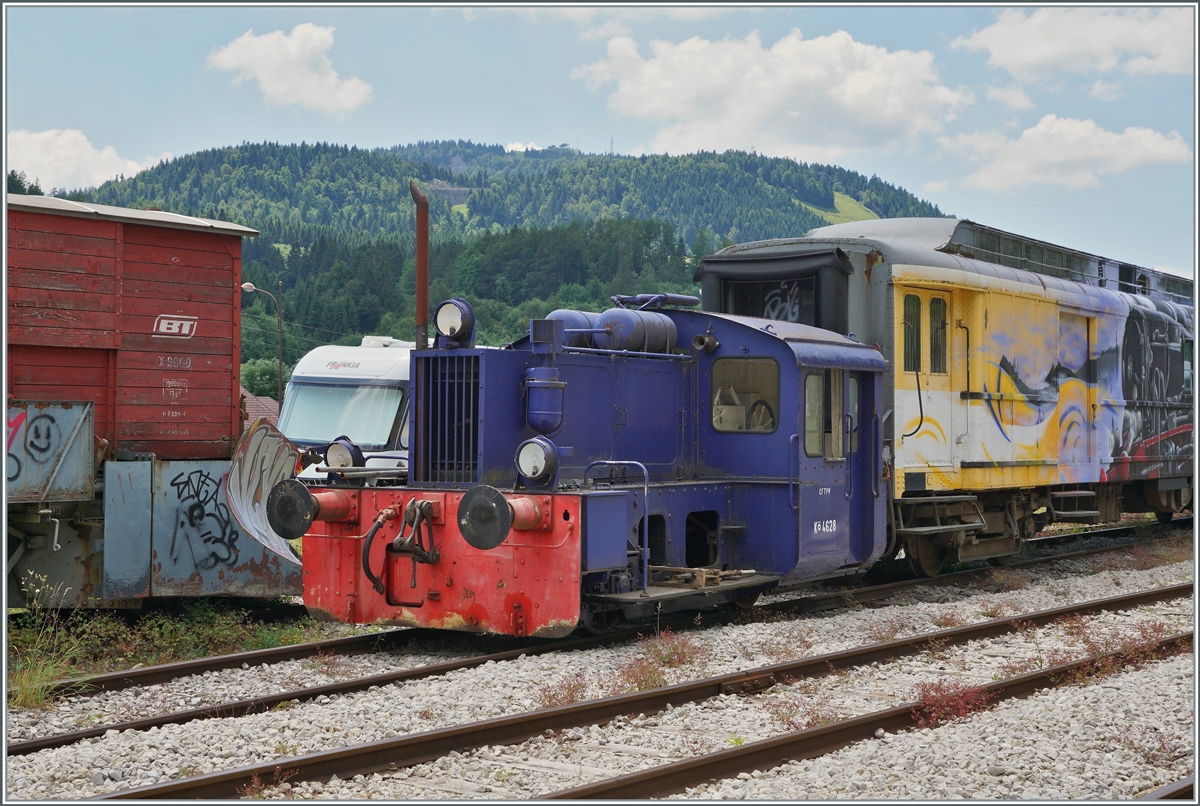 Noch ein interessantes Fahrzeug bei der Coni'Fer: die Kö 4628. 1934 von BMAG gebaut und 1994 von der DB ausrangiert, kam diese Kleinlok zur Coni'Fer und wurde in Les Hôpitaux-Neufs fotografiert. 

16. Juli 2019