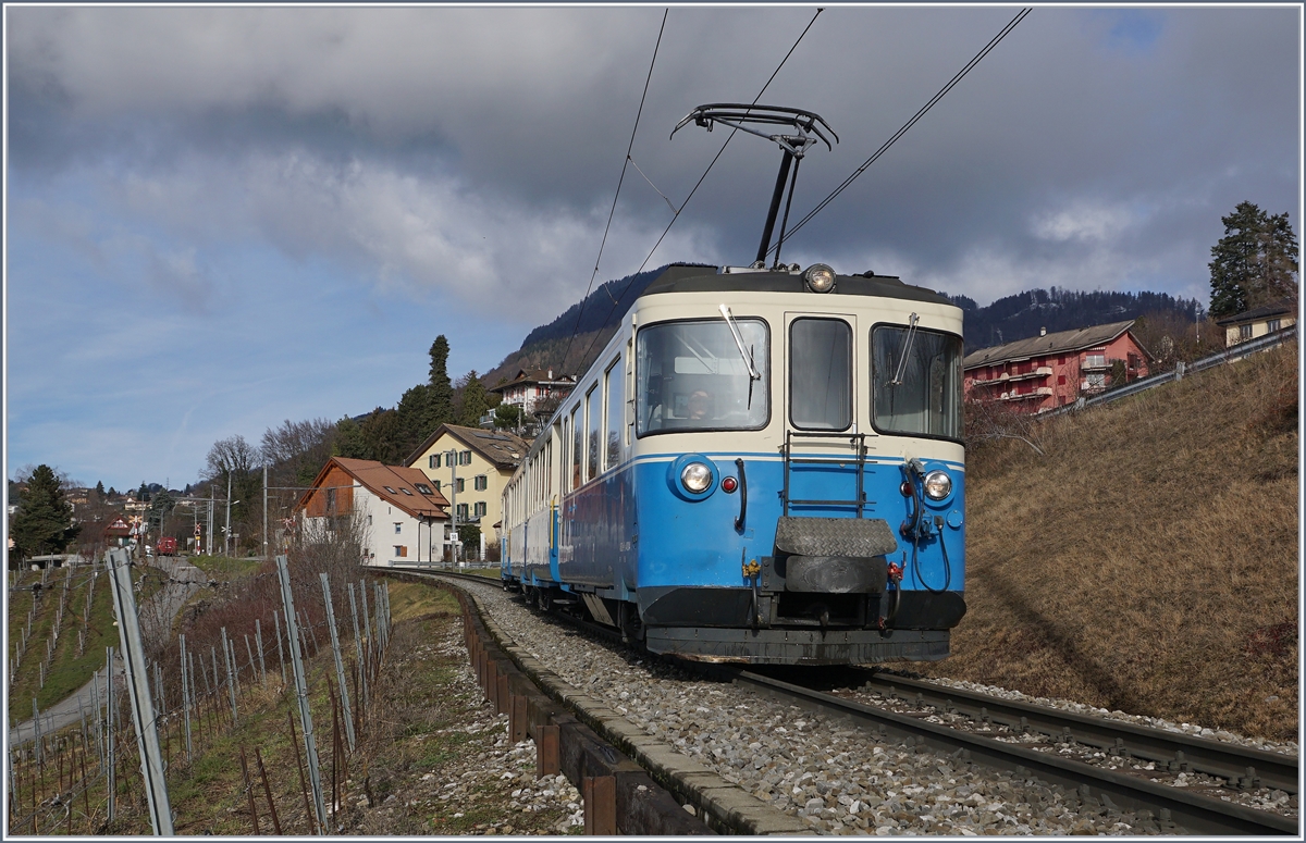 Noch fahren die formschönen und so typischen MOB ABDe 8/8, wenn meist nur noch im Lokalverkehr von Montreux: Der ABDe 8/8 4004 Fribourg kurz nach Planchamp auf dem Weg nach Montreux.
18. Jan. 2019 