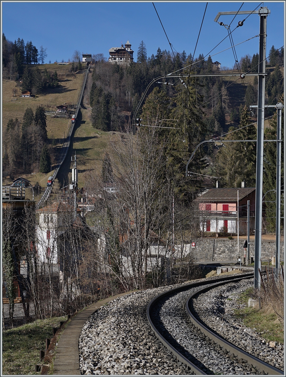 Noch mehr MOB Strecke, aber nur als Bildgestaltungselement: Das Motiv ist die Standseilbahn Les Avants - Sonloup (LAS) links im Bild. 

28. Jan 2024 