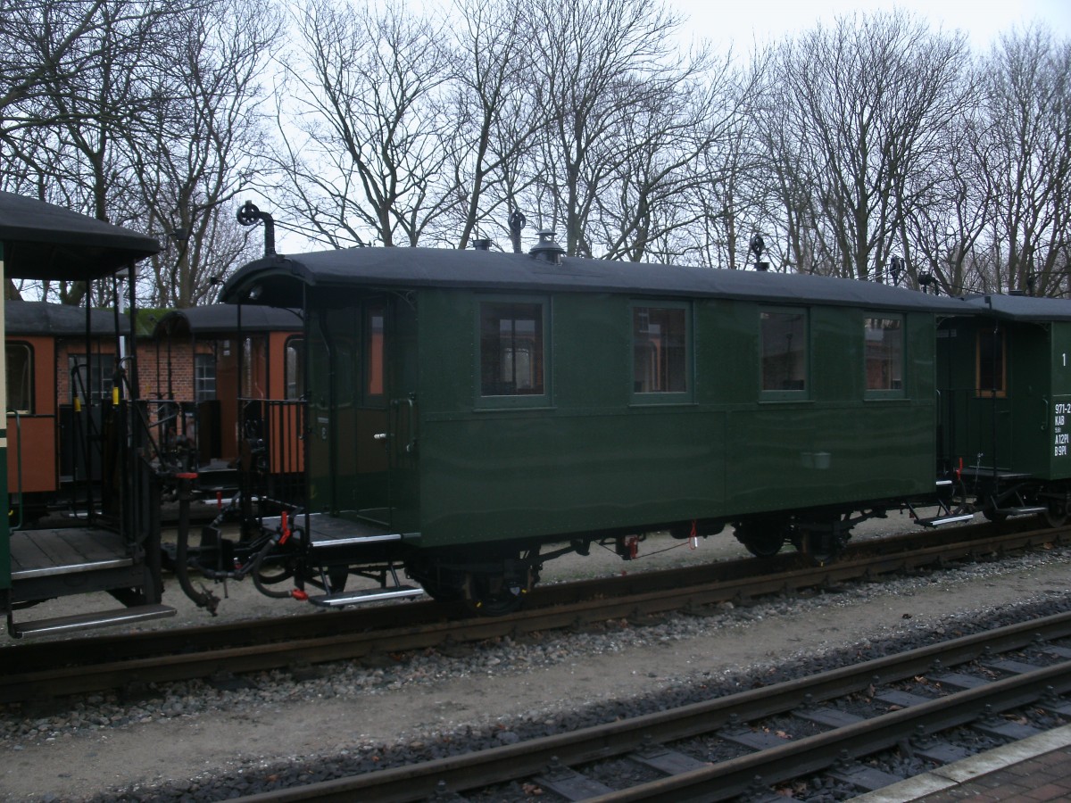 Noch ohne Beschriftung ist der KAB 971-216 wieder zurück auf den Schienen der am 29.Dezember 2013 in Putbus stand.