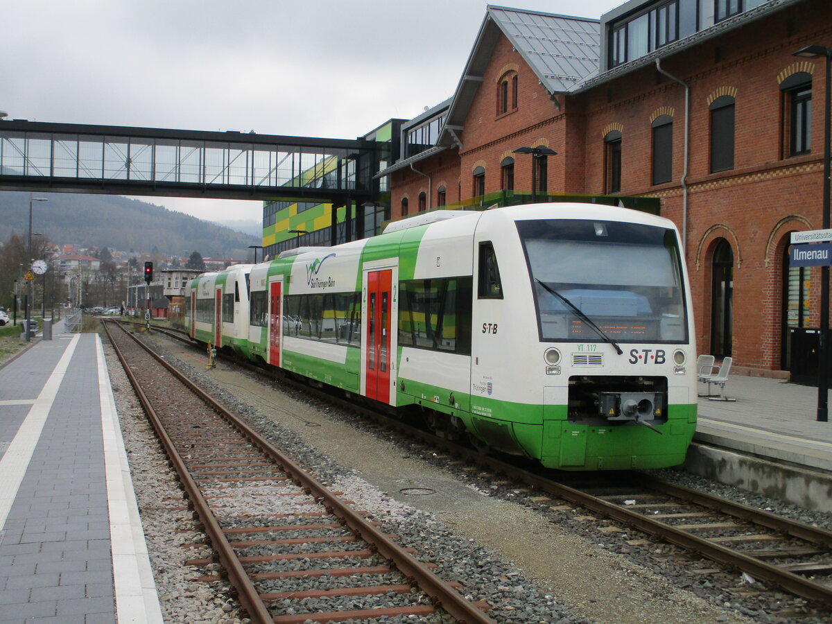 Noch rechtzeitig vor der Abfahrt,am 25.April 2022,in Ilmenau,erwischt den STB VT117 und 142.