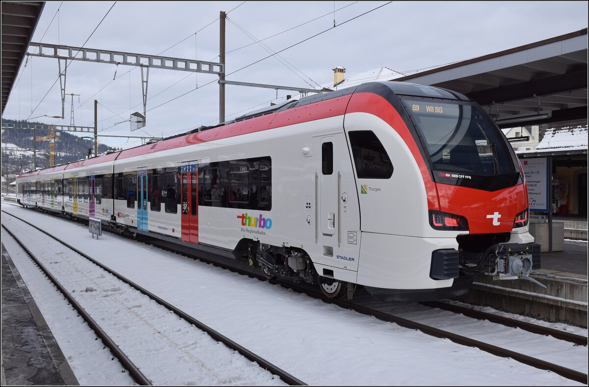 Noch eine Thurbo-Variante des Flirt evo mit vernünftig vielen Türen und in vierteiliger Version. Auch mit der Nummer RABe 533 501 setzt er sich von den anderen Thurbozügen ab. Diese Variante hatte ich noch nicht auf dem Schirm. Wattwil, Januar 2026.