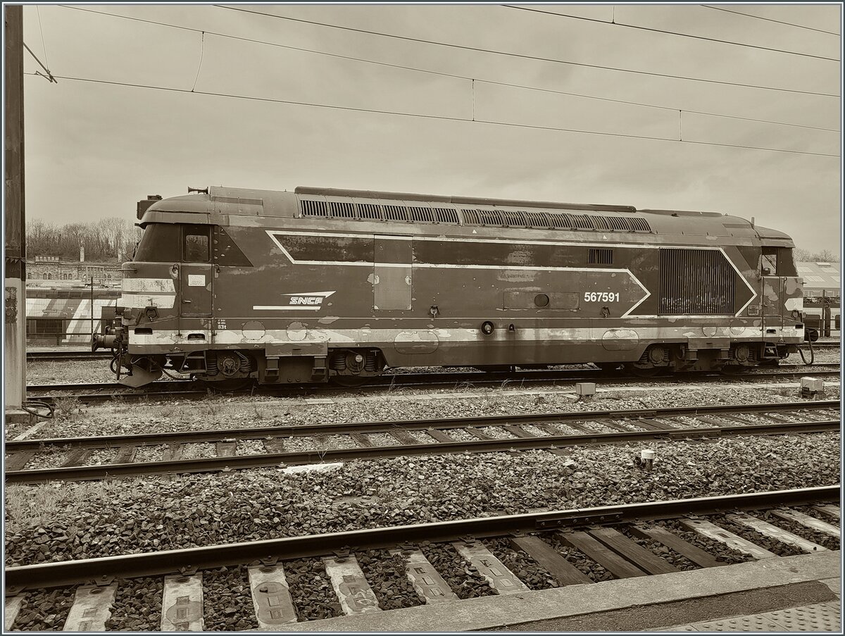 Noch verkehren die letzten BB 67000 im Planverkehr. Sie befördern ab im Raum Strasbourg in der Hauptverkehrszeit mit RRR Kompositionen Züge, für welche durch den sehr geringe Tagesleistungsumlauf der Einsatz von modernen Kompositionen in Vielfachsteuerung sich (noch) nicht lohnt.

Die SNCF BB 67591 in Strasbourg. 

12. März 2024