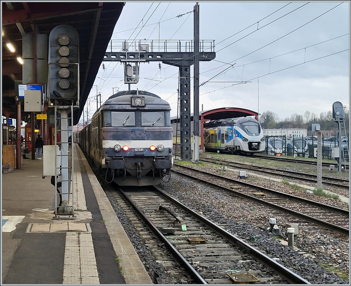Noch verkehren die letzten BB 67000 im Planverkehr. Sie befördern ab im Raum Strasbourg in der Hauptverkehrszeit mit RRR Kompositionen Züge, für welche durch den sehr geringe Tagesleistungsumlauf der Einsatz von modernen Kompositionen in Vielfachsteuerung sich (noch) nicht lohnt. Die SNCF BB 67591 in Strasbourg wartet mit dem TER TER 831830 (ab 17:01) nach Saint-Dié-des-Vosges (an 18:50) auf die Abfahrt.

12. März 2024
