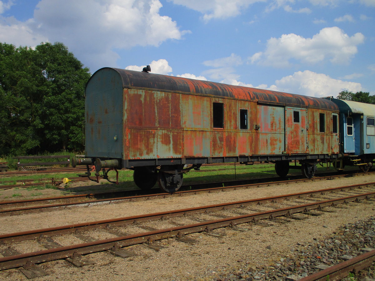 Noch wartet dieser Gepäckwagen auf einen neuen Farbanstrich.Aufnahme im Eisenbahnmuseum Gramzow am 27.Juni 2020.