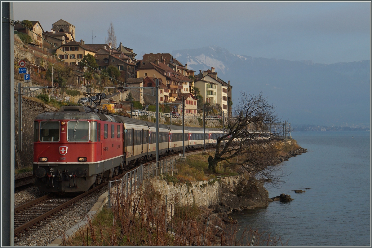 Nocheinmal mit ihrer ganzen Schönheit zeigte sich die Re 4/4 II 11140 am 8. Dez 2015 mit einem IR Brig - Genèe bei St-Saphorin.
Seit dem Fahrplanwechsel die IR verpendelt und somit die Re 4/4 II Geschichte, fast jedenfall, verkehren doch die HVZ-Zusatz IR Sion - Genève regelmässig mit den BoBo-Loks.
