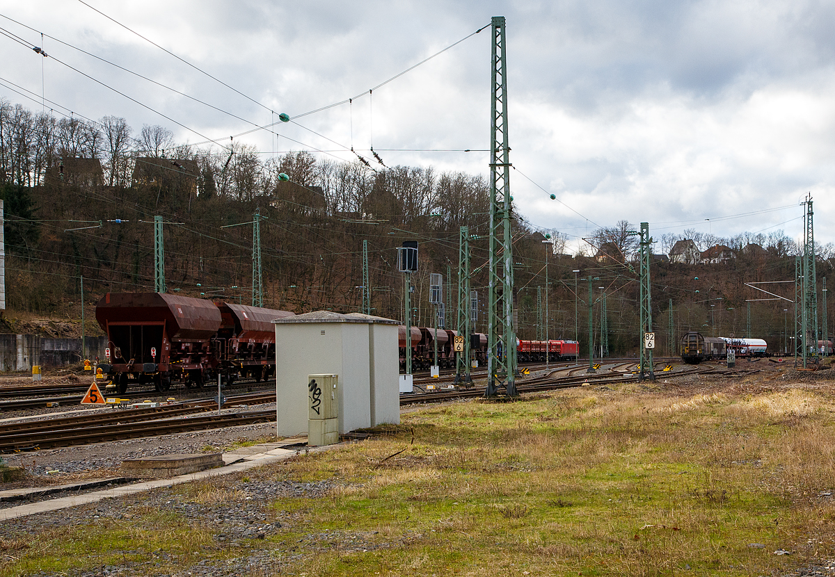 Nochmal als Nachschuss auf den gesamten Zug.....
Die 185 244-1 (91 80 6185 244-1 D-DB) der DB Cargo AG fährt am 23.02.2022 mit einem Schotterzug (unterschiedliche Wagen) durch Betzdorf (Sieg) in Richtung Köln. Nochmal einen lieben Gruß an den sehr netten Lokführer zurück, der mich mit Signal und Handzeichen grüßte. 

Nun hat er eine Langsamfahrstelle, die mit max. 50 km/h befahren werden darf zu erwarten, was durch die Langsamfahrscheibe (Lf 1) angezeigt wird. Die Langsamfahrstelle besteht schon seit Tagen. 