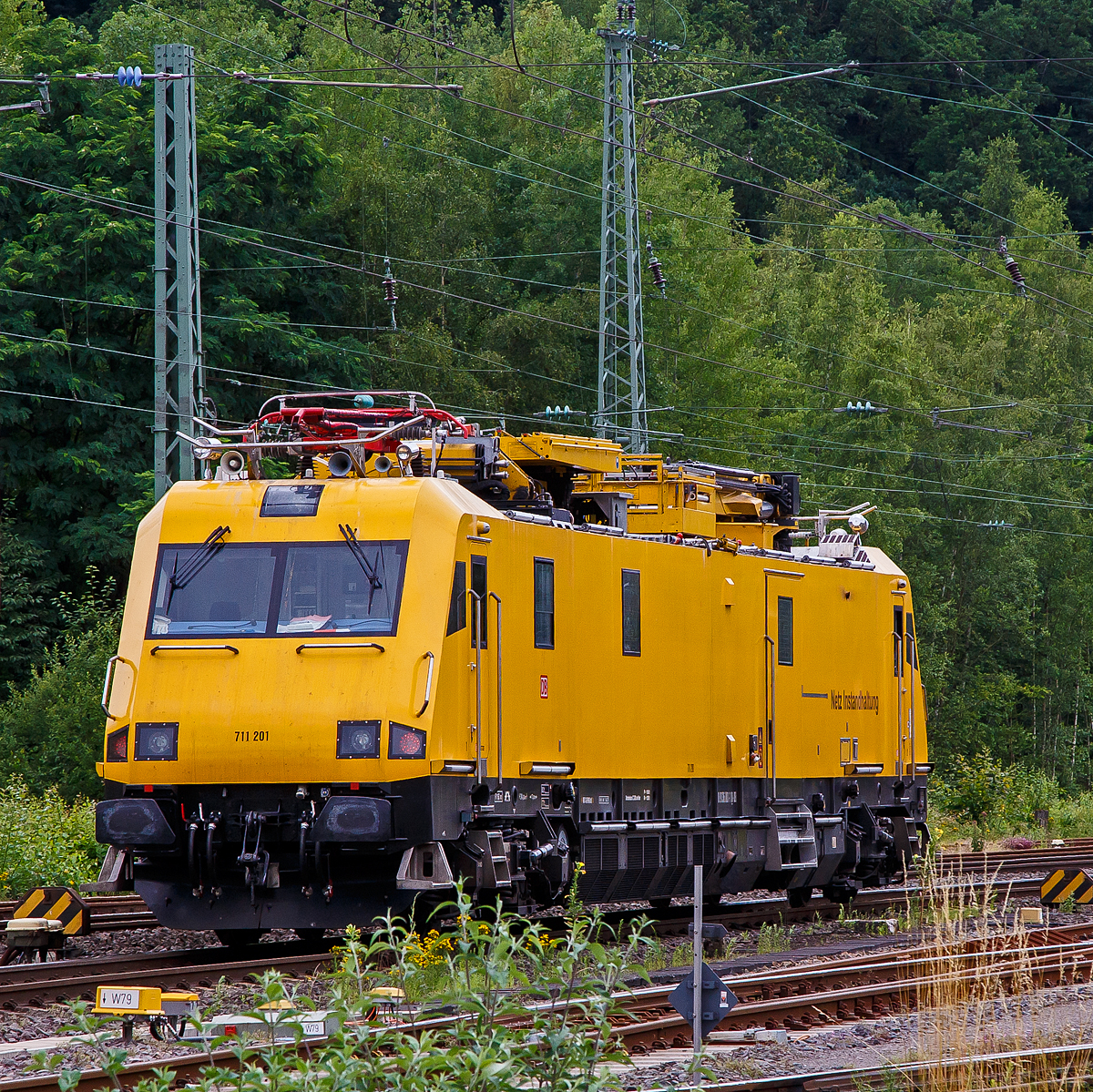 Nochmal als Nachschuss....
Das Oberleitungsinstandhaltungsfahrzeug (IFO) 711 201 (99 80 9136 001-1 D-DB) der DB Netz AG, ein Robel 57.44, fährt am 15.07.2021 durch Betzdorf (Sieg) in Richtung Köln.
