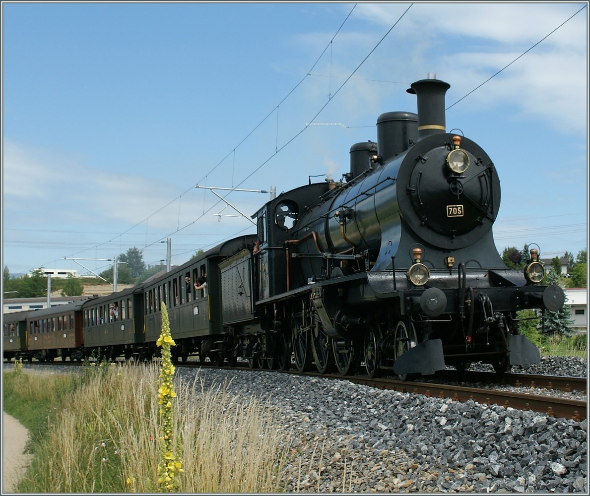 Nochmals die formschöne SBBa 3/5 705, diesmal mit  zugefahrenem  Hintergrund. 
25. Juni 2011
