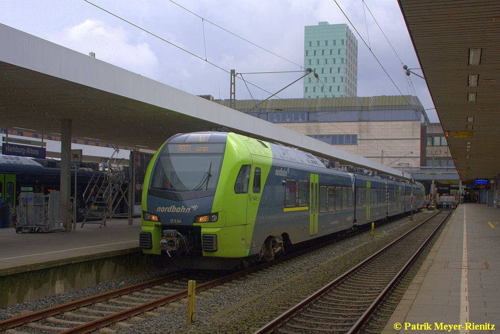 Nordbahn ET 5.04 ( 94 80 1429 004-3 D-NBE ) als RB71 nach Wrist am 26.04.2015 in Hamburg-Altona