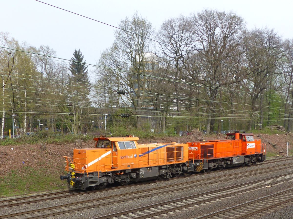 North Rail MaK G1000 Diesellok mit Nummer 92 80 1271 001-0 D-NTS und MaK 1206 dieselloc mit Aufschrift  Chemion  Abzweig Lotharstrasse. Forsthausweg, Duisburg 12-04-2018.

North Rail MaK G1000 dieselloc met nummer 92 80 1271 001-0 D-NTS en MaK 1206 dieselloc met opschrift  Chemion  Abzweig Lotharstrasse. Forsthausweg, Duisburg 12-04-2018.